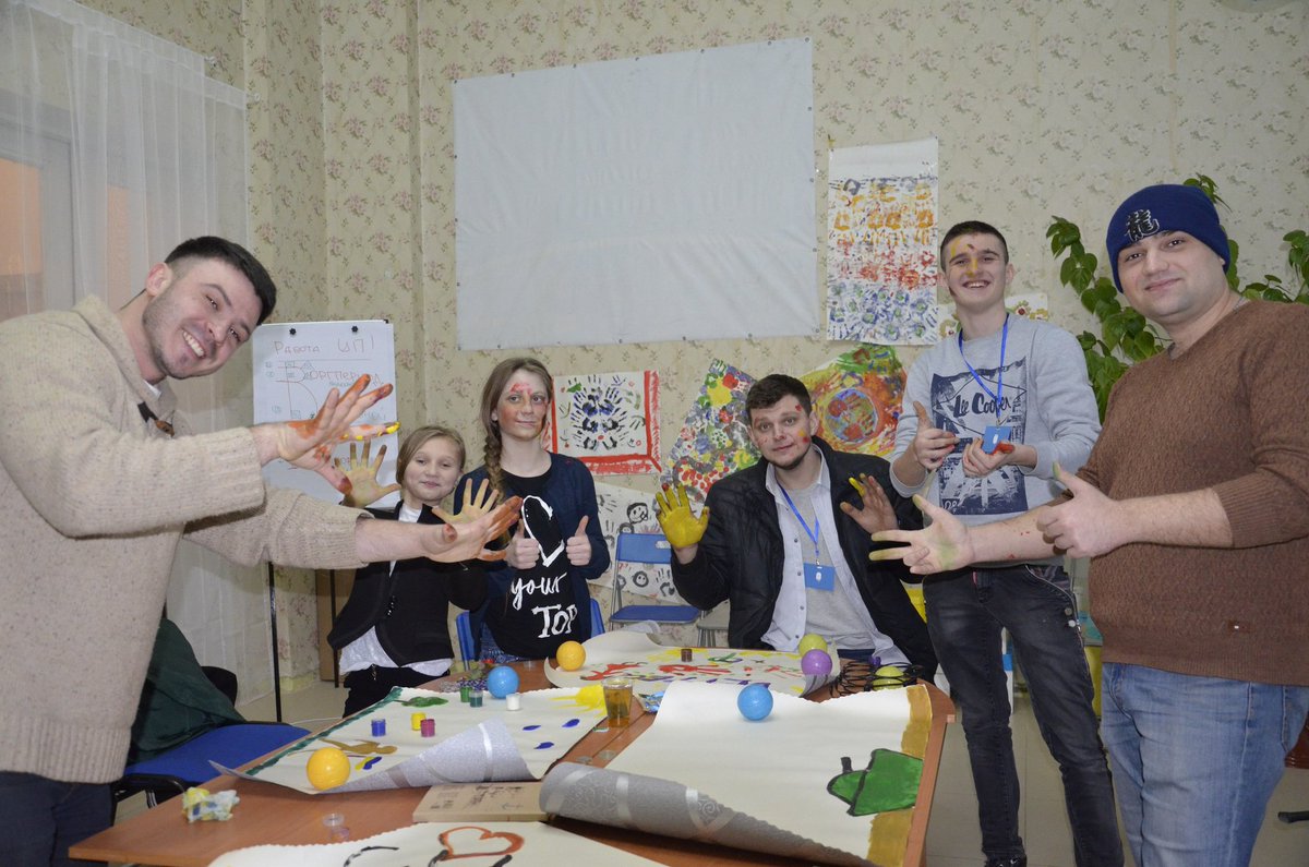 Happy_Hub2017's tweet photo. #happining
Наш Виталий Кот - выдумщик! Краски дал, а кисточки нет. Но мы не растерялись! Ведь задание было нарисовать картину руками.. https://t.co/7kOtcFfzZZ