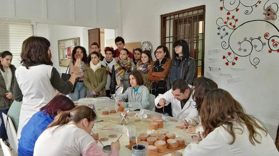 IESVictoriaKent's tweet photo. @AsociacinIntegr visita del alumnado de #IVK #IVKTASOCT Y #IVKTAPSD 20/02/2017. https://t.co/bifMNXLr61