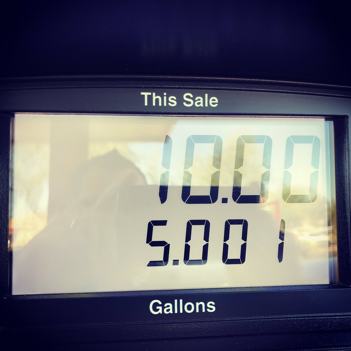 davidbauermusic's tweet photo. Pumping gas. #ocd #ocdfail #entiredayruined https://t.co/siXWPL9ztE