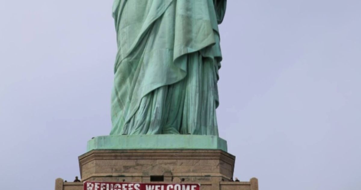 As our state of liberty is being assaulted, the Statue of Liberty is silent no more fusion.net/story/387990/s… #RefugeesWelcome