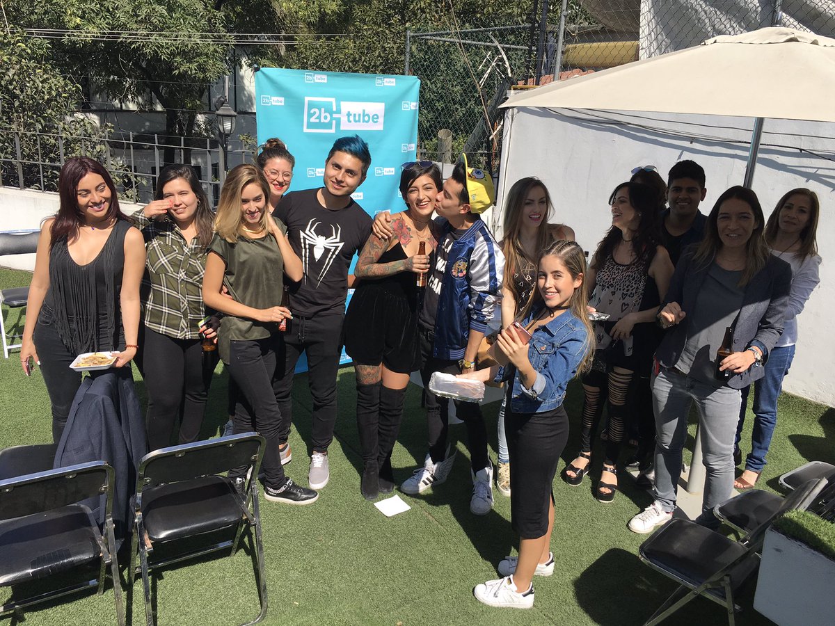 2b's tweet photo. Office tour y tacos en #2bMx https://t.co/gN9cgsCpxf