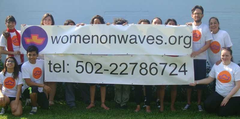 LupaGt_'s tweet photo. Cuando atraca el barco de la muerte, por Adelaida Loukota @WomenOnWaves_ https://t.co/7Bua7RS5DI https://t.co/YaUKZsAB4O