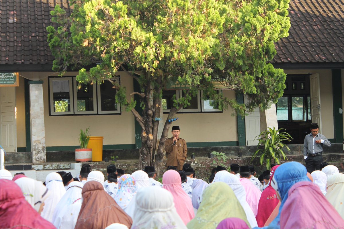 mtsnwanasaba's tweet photo. Selamat  Pagi dan selamat beraktifitas kami ucapkan kepada seluruh keluarga besar dan alumni @mtsnwanasaba

*Admin https://t.co/5XNJxIDvRn