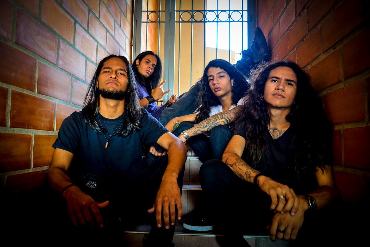 ThonyKarter's tweet photo. #ElisyumBand #Photoshoot #Instrumentist #StringsAndDrum #Karter #Craist #Roque #DavidRojas #Guitars #Bass #Drums https://t.co/yWWWhg2B6Z