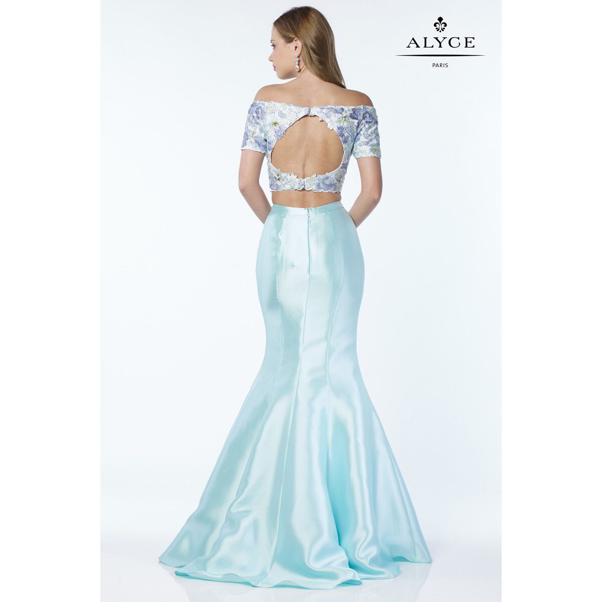 How beautiful is the detail and color combination of this <a href="/alyceparis/">Alyce Paris</a> #twopiece #mermaid ?! 💎#prom2k17 #promdress #cocoschateau #floral