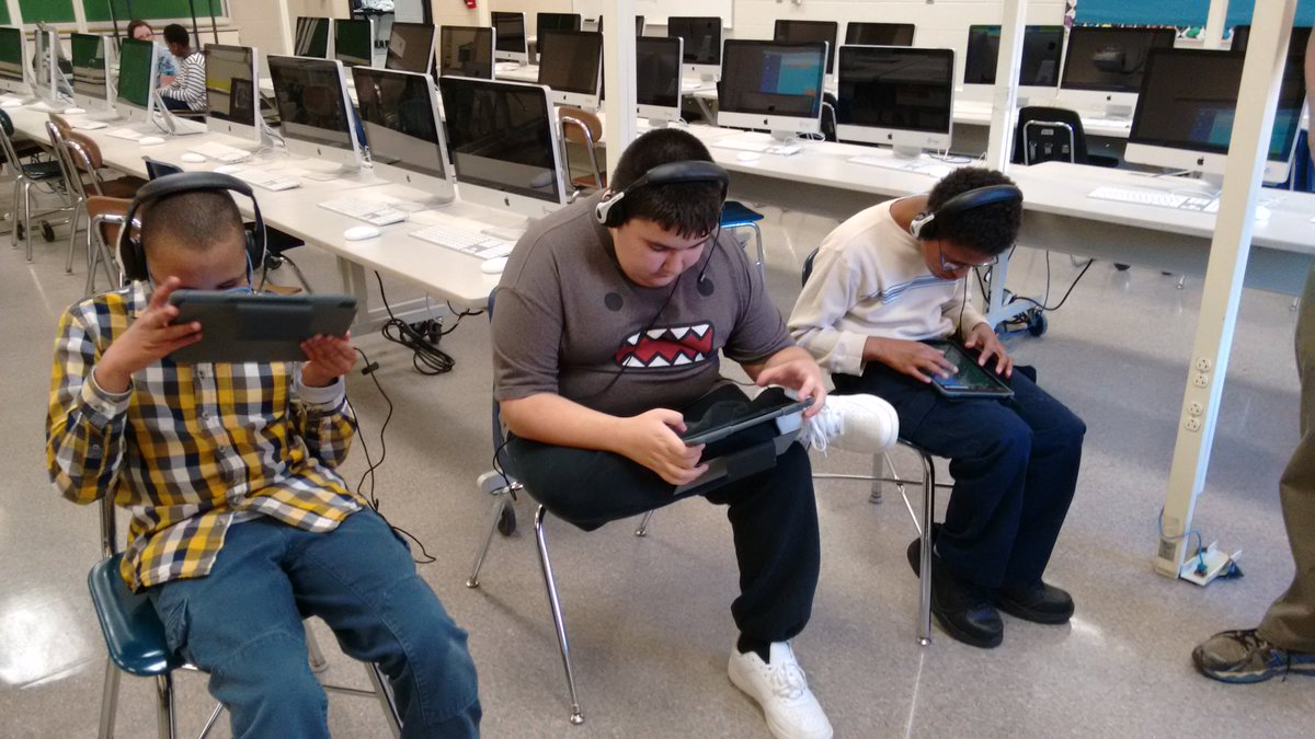 aapscolligan's tweet photo. Great use of the iPads at Clague PLTW #MIDLDay https://t.co/V602O47V3s