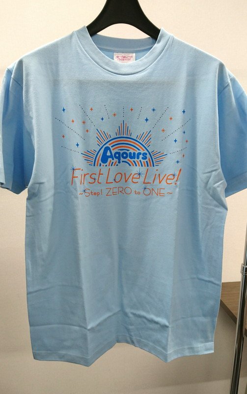 ラブライブ シリーズ公式 物販情報 Aqours First Lovelive 本日の販売品を一部紹介します イベントの正装はこれ ライブtシャツはフリーとsの２サイズの販売です Lovelive T Co Mwzj0ef5tp Twitter