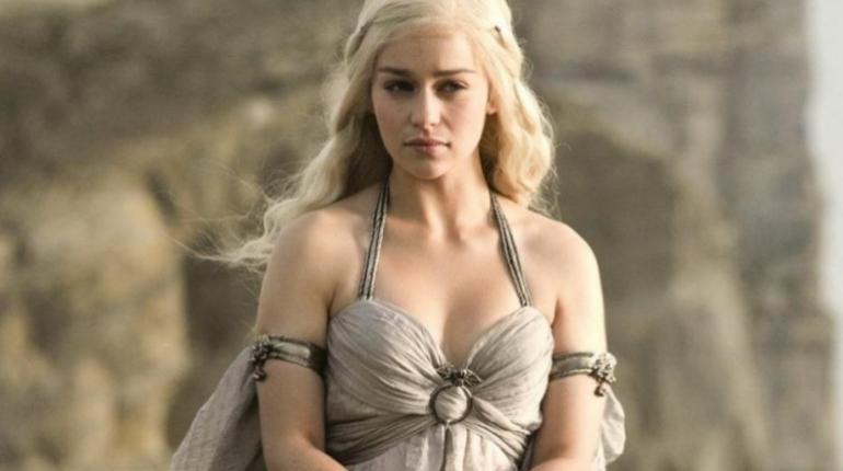 ViveTVvlog's tweet photo. Emilia Clarke salta de los dragones al espacio https://t.co/9dLLdoIV3y https://t.co/x5ZjoqfT1K
