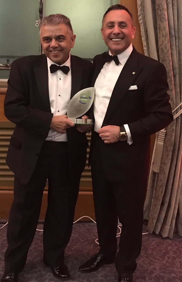 Congratulations <a href="/ValleyGrownSala/">Valley Grown Salads</a> Jim &amp; Vince on your @GrowerAwards #Salad growers of the year #UKGrowerAwards Leevalley <a href="/LeaValleyGrower/">Lea Valley Growers 🇬🇧</a>
