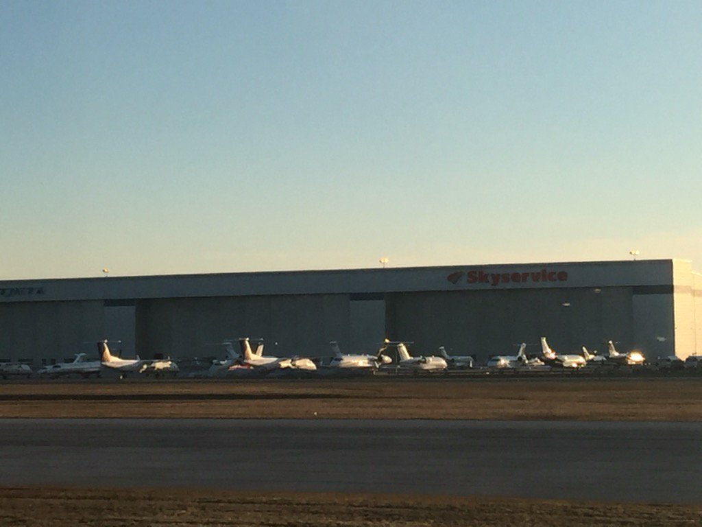 KarenBrook's tweet image. Private jets galore in Toronto! #Stackthemup #avgeek #beyondfirstclass