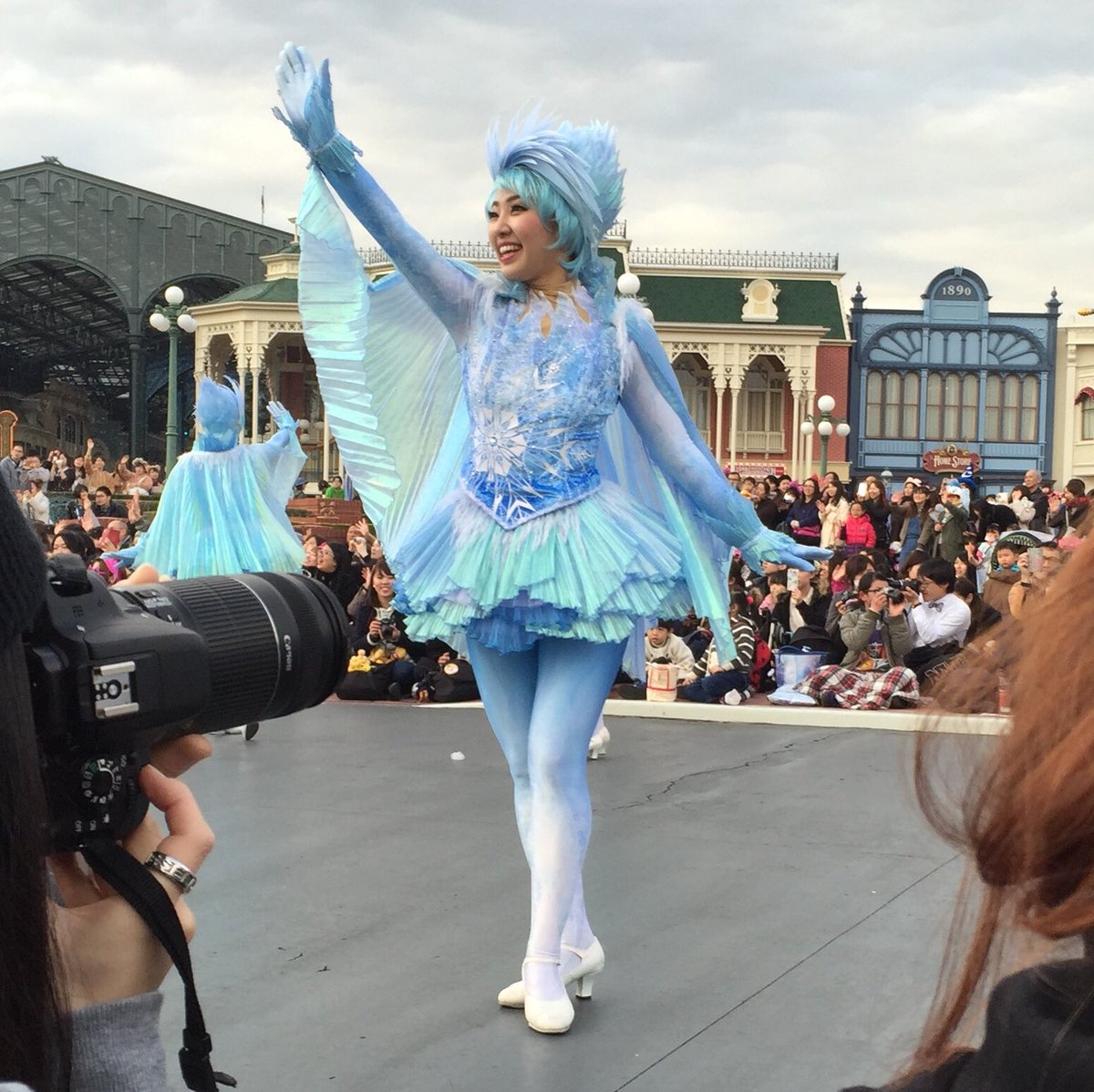 むし בטוויטר フローズンファンタジーに行ってきたんですけどダンサーの衣装が初期案のエルサを彷彿させる感じで最高でした