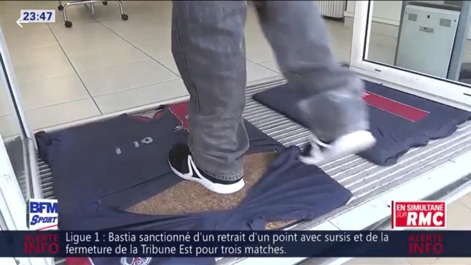 ActuFoot_'s tweet photo. Quand des maillots du PSG servent de paillassons à l'entrée de la boutique des supporters de l'OM... https://t.co/kJTrerm0ky