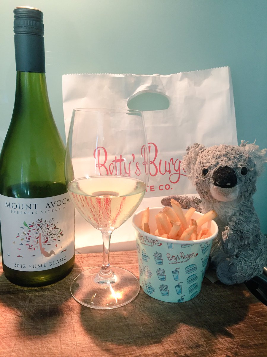 Brucekoalaandco's tweet image. Betty's burgers chips &amp;amp; fume Blanc @MountAvoca #bettysburgers #melbourne #mountavoca #fumeblanc #wine