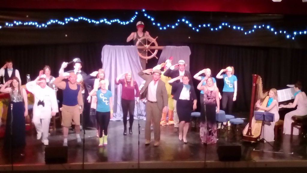 Aelodau'r clwb wrth eu bodd ar lwyfan Neuadd San pedr heno. Gobitho bo chi 'di joio yng nghwmni Cwmni Criw Cothi😃🚢