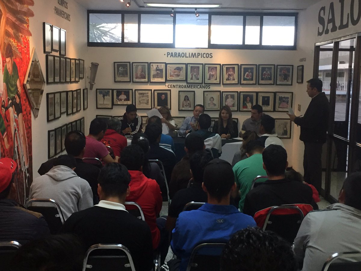 IEDOficial's tweet photo. @aalvarezmanilla encabezó la junta previa de la disciplina de #Atletismo que el día de mañana arranca su eliminatoria estatal #ON2017 https://t.co/ytt2W58yb2