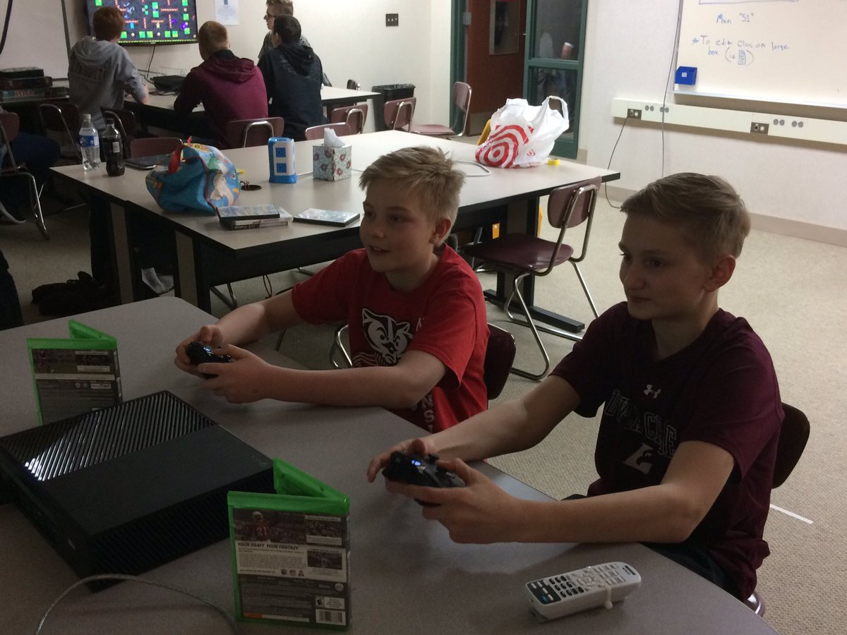 MrsBingenheimer's tweet image. Video Game Night is in full swing @RiverFallsHS #rfpride 🎮 @RFHS_STT