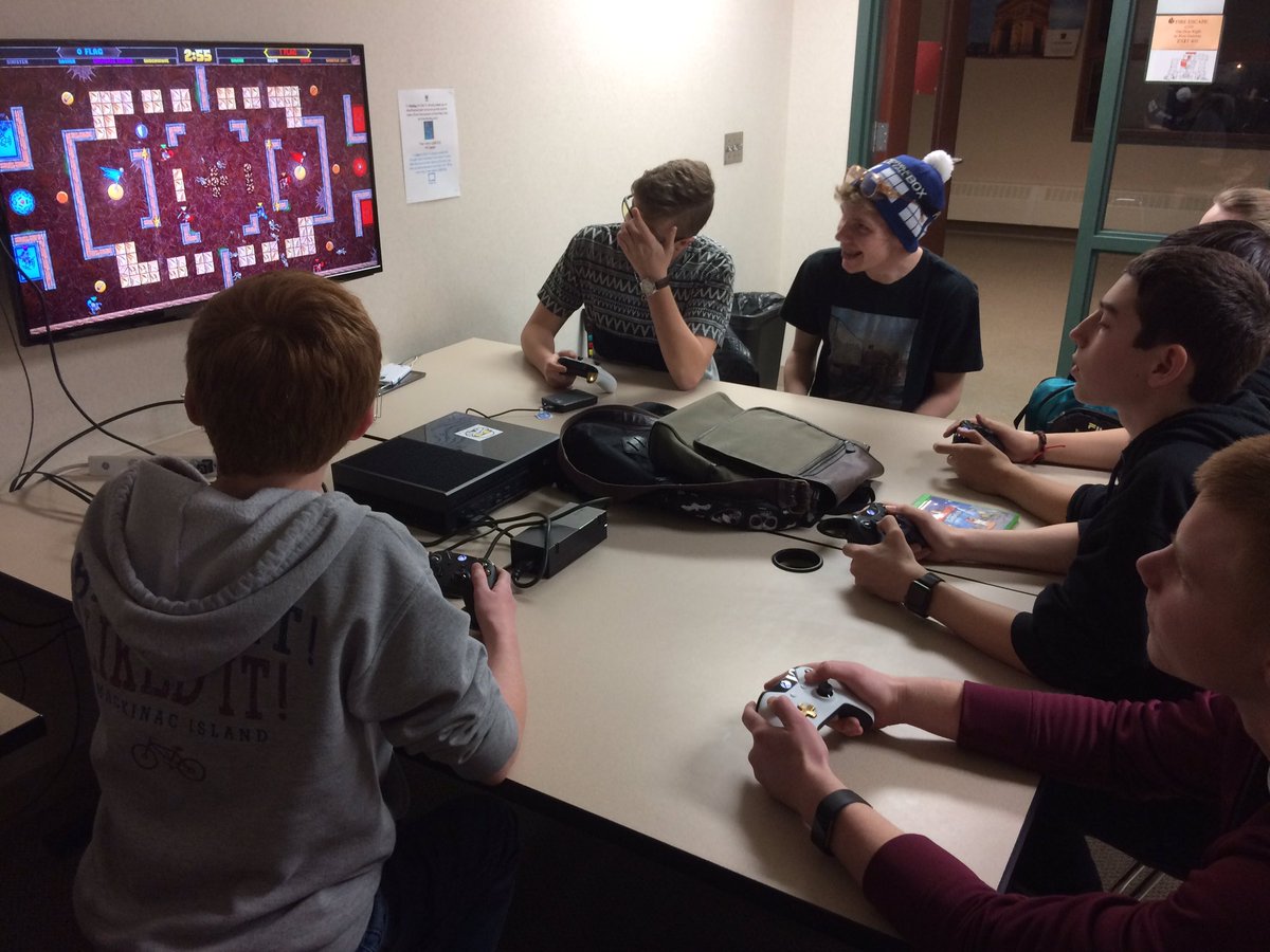 MrsBingenheimer's tweet image. Video Game Night is in full swing @RiverFallsHS #rfpride 🎮 @RFHS_STT