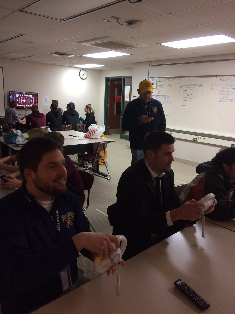 MrsBingenheimer's tweet image. Video Game Night is in full swing @RiverFallsHS #rfpride 🎮 @RFHS_STT