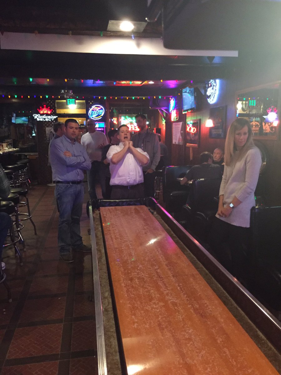 wiley_wade's tweet photo. Elite 8 shuffleboard tournament - 2017 class is more fun @HamCountyLead #HclaPubNight https://t.co/qwOgqvXKPs