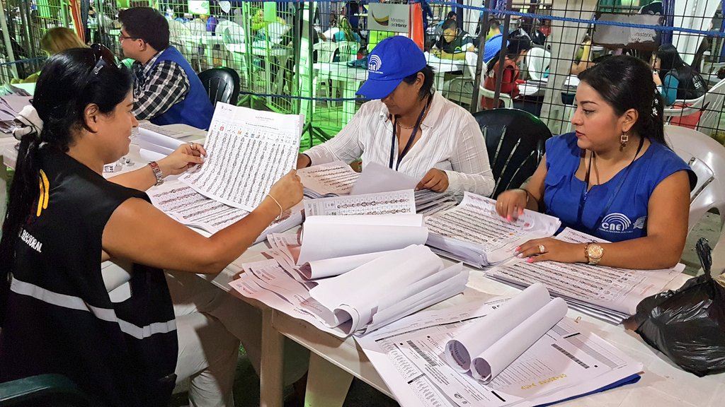 CNEManabi's tweet image. Ahora &amp;gt;&amp;gt; Todo el personal de @CNEManabi apoya en reconteo de votos en la dignidad de asambleístas nacionales

#CNETrabajoYCompromiso