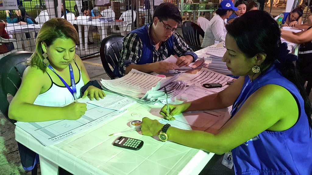 CNEManabi's tweet image. Ahora &amp;gt;&amp;gt; Todo el personal de @CNEManabi apoya en reconteo de votos en la dignidad de asambleístas nacionales

#CNETrabajoYCompromiso