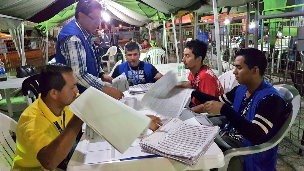 CNEManabi's tweet image. Ahora &amp;gt;&amp;gt; Todo el personal de @CNEManabi apoya en reconteo de votos en la dignidad de asambleístas nacionales

#CNETrabajoYCompromiso