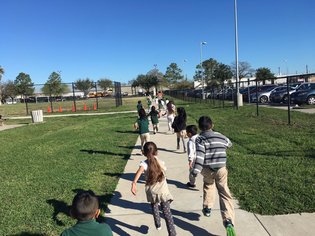 NoraRyan19's tweet photo. @PineyElem @MarathonKids runing club @ITSTIME Texas #community challenge! We❤to run!😀 https://t.co/6oGNsGrdYt