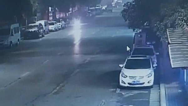 VIDEO| ¿Vale la pena ser honesto? El sorprendente giro que tuvo un accidente en China --> bit.ly/2l0oUOA