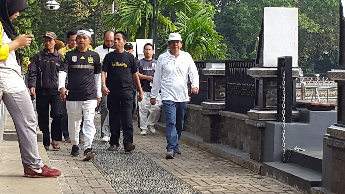 Koes59's tweet photo. Jumat sehat kasatpol PP berolahraga bersama @DediMulyadi71 https://t.co/OeekhdPKnB