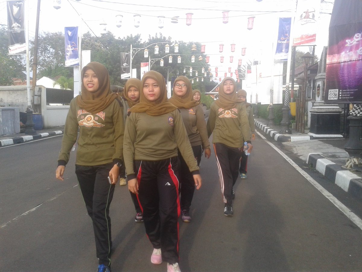 Koes59's tweet photo. Jumat sehat kasatpol PP berolahraga bersama @DediMulyadi71 https://t.co/OeekhdPKnB