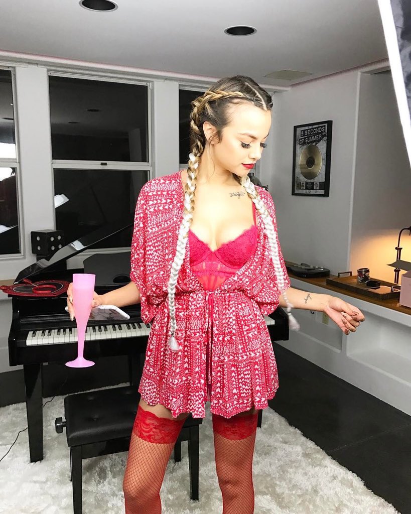 Hiya! I'm Arzaylea, not really new to fakelife, I'm not sure what to say, so rt for your girl?