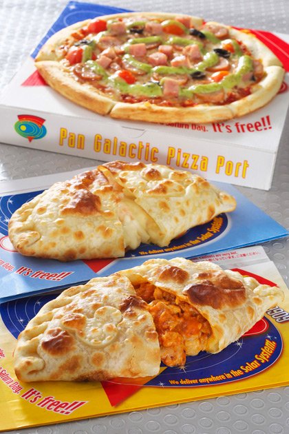 東京ディズニーリゾートpr 公式 ユーモラスな宇宙人がつくる 銀河一おいしいピザのお店 パン ギャラクティック ピザ ポート ピザ製造マシンpz 5000をフル回転させて作ったピザやカルツォーネはいかが 店長 トニー ソラローニのネームタグに