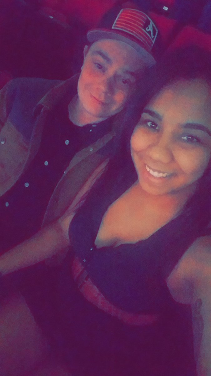 Anvarner's tweet image. Roomie Date at the Blake Shelton concert!! #BSPortland