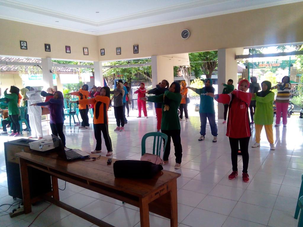 PudjoRatmoeko's tweet photo. pengantigan sehat para lansia senam dan cek kesehatan @Kec_Banyuwangi @a_azwarnas @ChoirilYudaw https://t.co/E22xQbmOvM