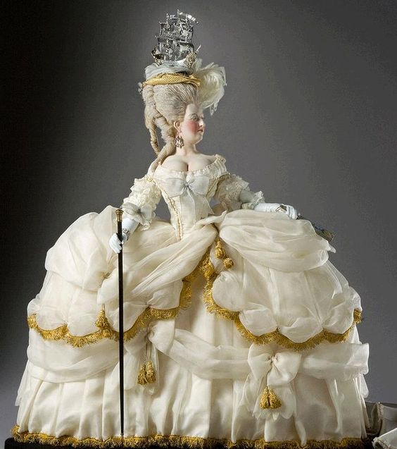 坂本葵 على تويتر マリー アントワネットの人形もたくさんありますが個人的にウケたのは 頭上に船の模型載せたすごい髪型の王妃 ギロチン処刑直前の王妃まで人形化されていたことです