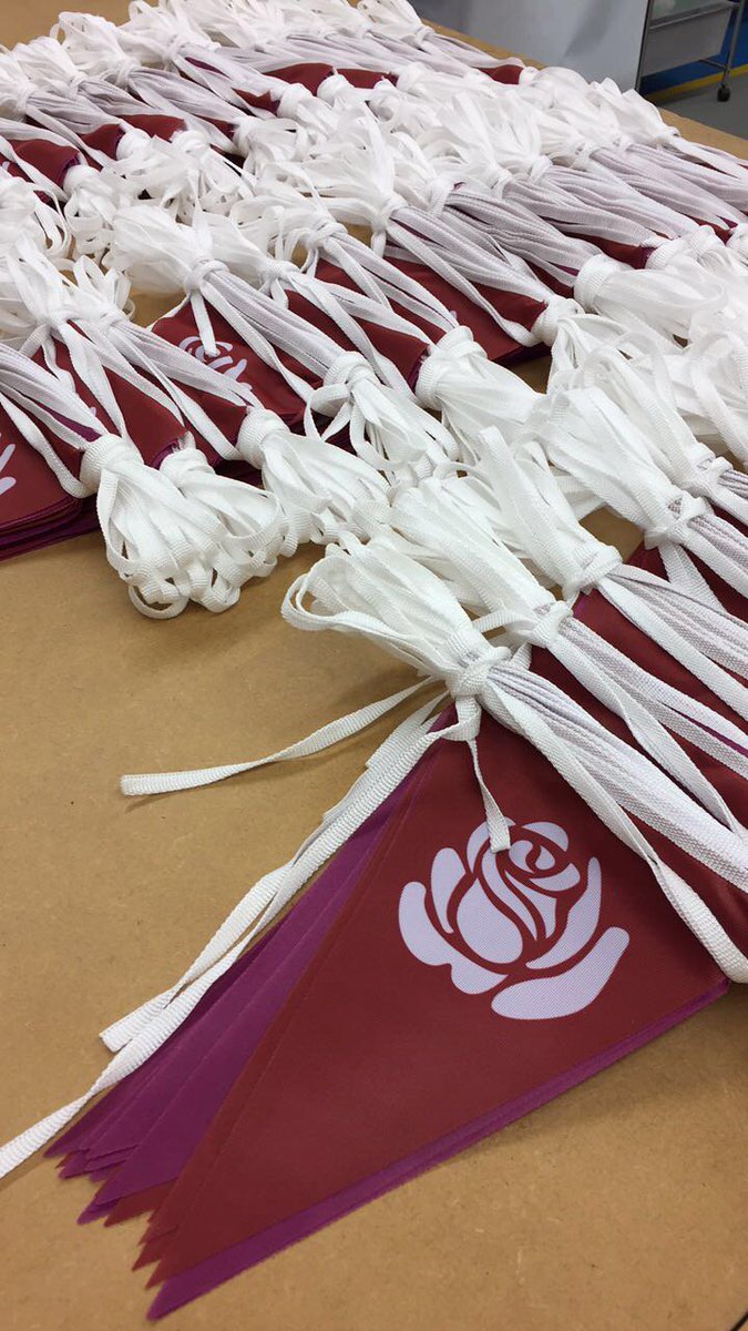 It's busy day in production!
#FridayFeeling #Bunting