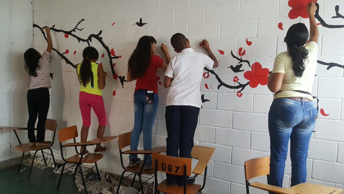 WorldVisionCO's tweet photo. En el @ColegioVMundial, estudiantes crean nuevos espacios para su educación #PintaTuMundo https://t.co/qDickXaIeI