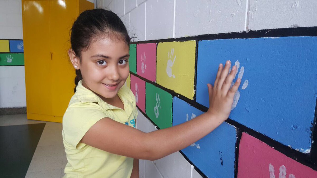 WorldVisionCO's tweet photo. En el @ColegioVMundial, estudiantes crean nuevos espacios para su educación #PintaTuMundo https://t.co/qDickXaIeI