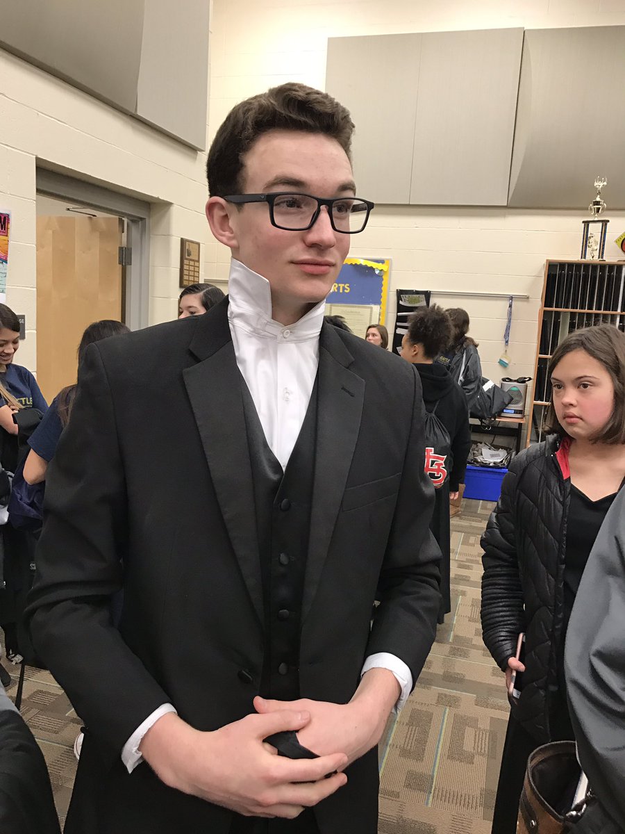 18emm01's tweet photo. 1000 retweets and he'll continue with show choir 🖤💃🏼🎼 @MidWSCConfess https://t.co/XxmXiQi1wc