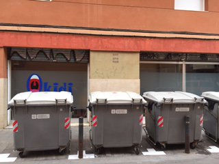 OkidiLogopedia's tweet photo. Necesitamos las quejas para una reubicación de los contenedores de basura, por favor, queja en la web del ayuntamiento de Barcelona. Gracias https://t.co/5ZFkcS84KU