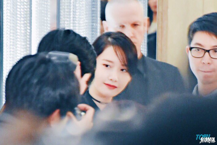 [PIC][28-02-2017] YoonA khởi hành đi Hồng Kông để tham dự sự kiện “DIOR 17S/S Landmark Pop Up Store” vào sáng nay - Page 4 C5_7C1UU0AA1h9U