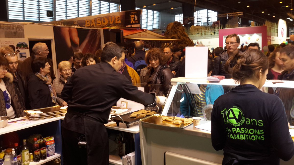 BleuBlancCoeur's tweet photo. [#SIA2017] Les visiteurs du @Salondelagri sont nombreux à vouloir goûter les #galettes de Bernard Jarnoux Crêpier 😋 ! #BBCSIA2017 https://t.co/Hvh8U5YhwO