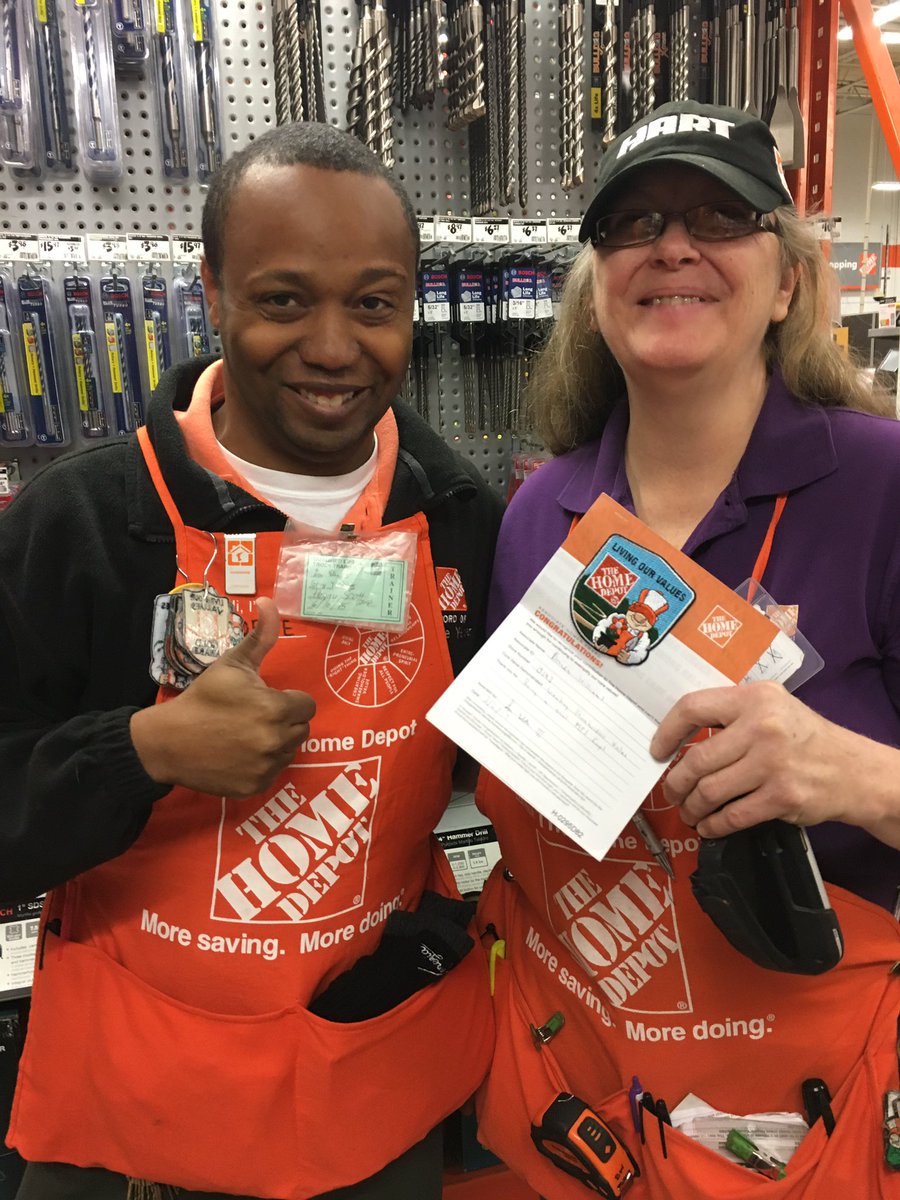 scottacorbin1's tweet photo. @CHICANGEORGE recognizing D25 associate Brenda for awesome MPS standards @STaylorTHD @TTChapman13 @kozel_jennifer https://t.co/NUQF9yFnqH