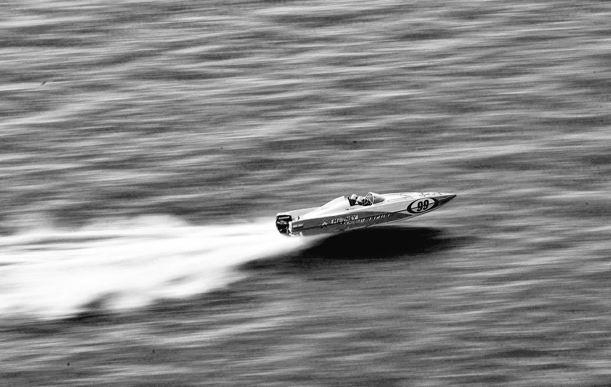 aripho's tweet photo. A Panther boat seen on air while racing during Nexa P1 Powerboat race in Mumbai. #mumbai #powerboat @p1india #watersprts https://t.co/rlb5Ea0Jdx