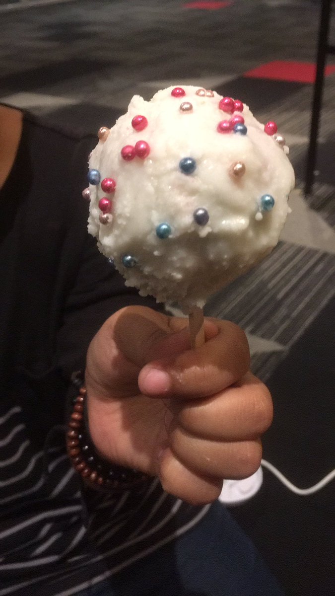 HkmNordin's tweet image. YeazzzaA!!!
Rainbow cake pop 
😍😍😍
Only at petrosains. 
Bukan senang nk tgok abg baking 
#SHP
#novEvent
#creatingwonder