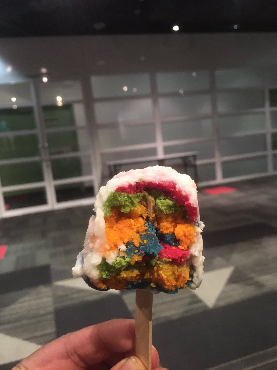 HkmNordin's tweet image. YeazzzaA!!!
Rainbow cake pop 
😍😍😍
Only at petrosains. 
Bukan senang nk tgok abg baking 
#SHP
#novEvent
#creatingwonder