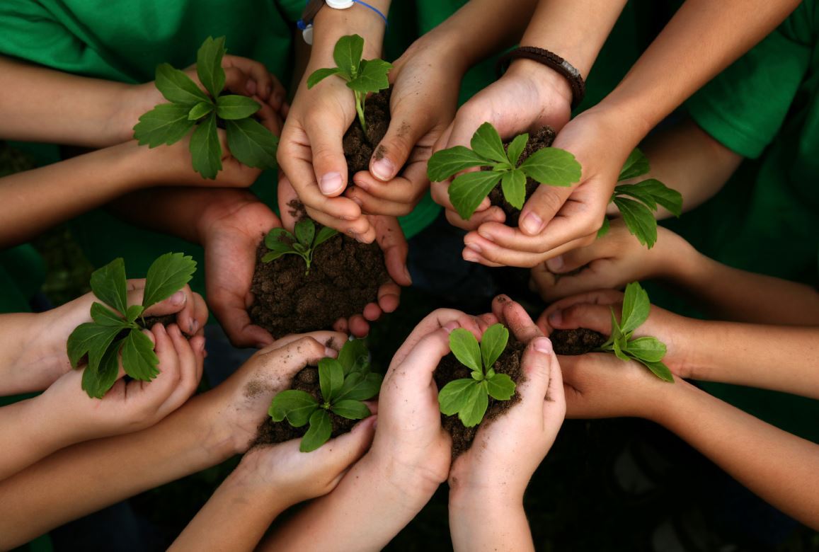 RAEEAndalucia's tweet photo. Hoy celebremos el #DíaMundialdelaNaturaleza. ¡Vamos a cuidarla reciclando cada día! ¡Feliz Viernes! https://t.co/67VArEEMDH