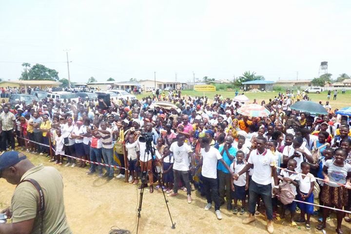 MouvancePing's tweet photo. "Président Jean Ping à Mitzic vous êtes chez vous"... l'accueil dans le grand Nord a été très chaleureux. #Gabon https://t.co/JSXzb3meyI