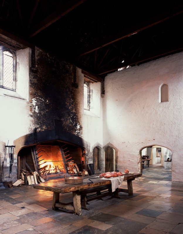 #DYK #HamptonCourtPalace's Tudor court ate 1240 oxen,8200 sheep,2330 deer,760 calves,1870 pigs, 600k gallons of beer yearly!#UniqueSurprises