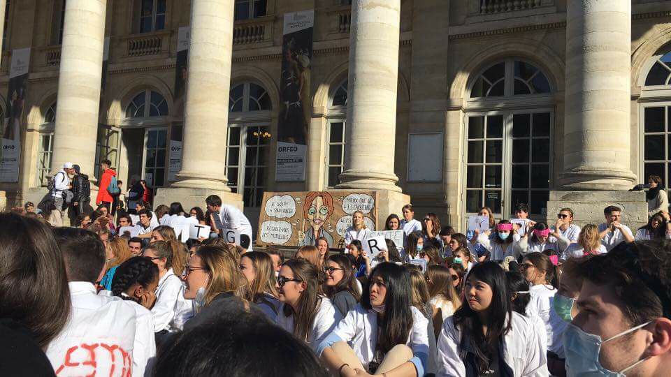 lucie_flx's tweet photo. 7semaines de grève.centres de soin bloqués.actions coup de poing.ajd pour la 2'fois à Paris pour manifester, où êtes vous??! #DENTger #BFMTV https://t.co/3qAc8Si6lI